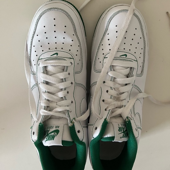 Nike Air Force 1 size 9.5M, white with green stitching - Picture 4 of 13